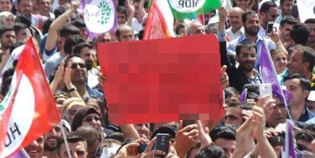 Ahlaksız görüntülerden sonra bu pankart şaşırtmadı!