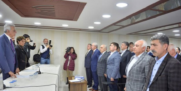 HDP'li Ahmet Türk'ün ilk meclis toplantısında 'İstiklal marşı' krizi! HDP'liler eşlik etmedi