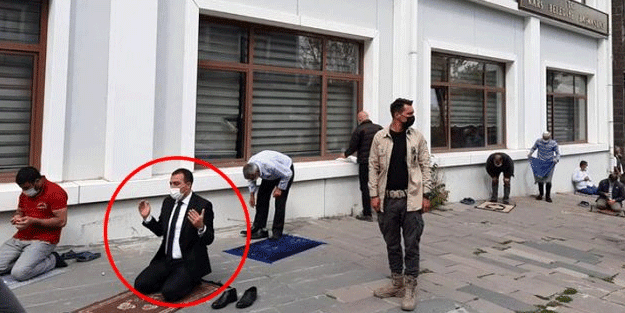 HDP'li Ayhan Bilgen'in yerine kayyım atanan Türker Öksüz'ün belediyedeki ilk işi namaz kılmak oldu