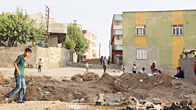 HDP’li belediyeler PKK’ya hendek kazıyor
