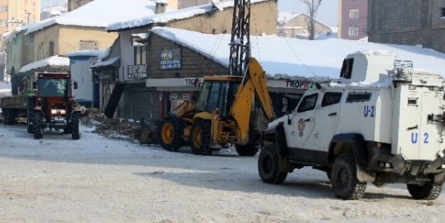 Polis izliyor, iş makinesi çalışıyor!