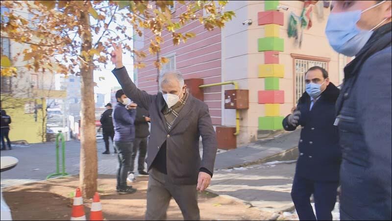 HDP'li milletvekilinden evlat nöbetindeki annelere küstah el hareketi!