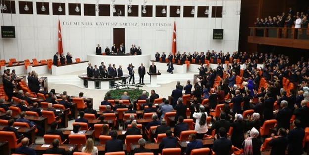 HDP'li milletvekillerinden skandal! İstiklal Marşı okumadılar