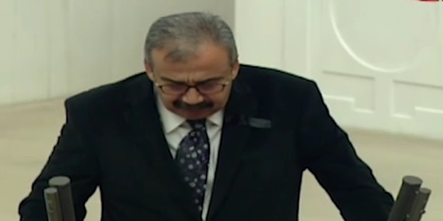 Sırrı Süreyya Önder'in yemini alay konusu oldu - VİDEO