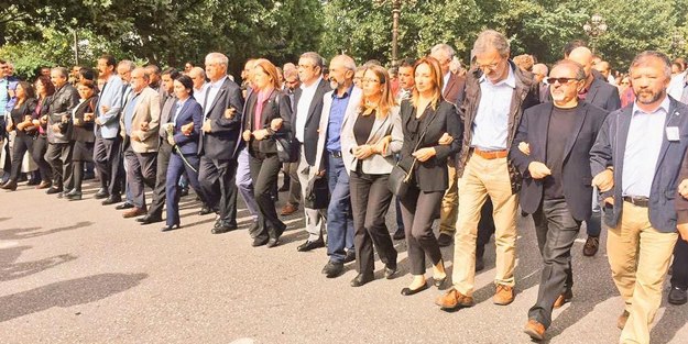 HDP'li ve CHP'li vekiller kol kola
