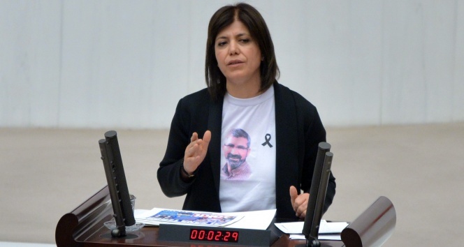 HDP’li vekil Elçi tişörtü ile kürsüye çıktı