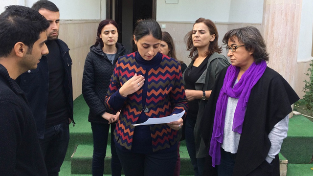 HDP'li vekil polisin ciddiyetini görünce..