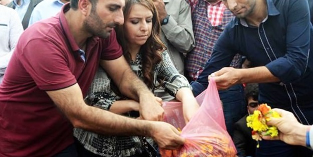 HDP'li vekil, teröristin mezarına çiçek koydu