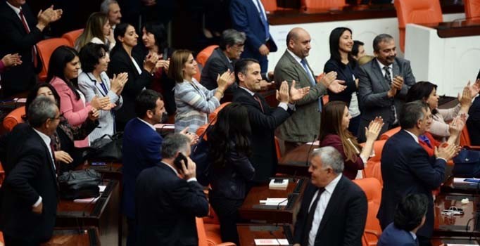 HDP'li vekiller dokunulmazlık sonrası alkışlı protesto
