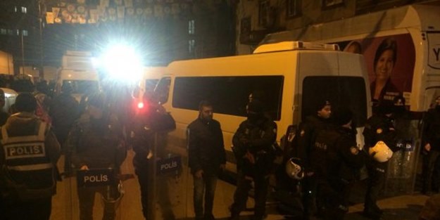 HDP’li vekiller engelledi, polis kapıyı kırarak girdi