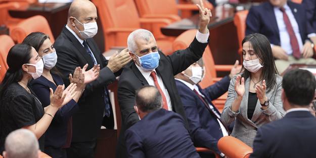 FETÖ ve PKK sempatizanı HDP'li Ömer Faruk Gergerlioğlu'nu TBMM'de zılgıtla karşıladılar!