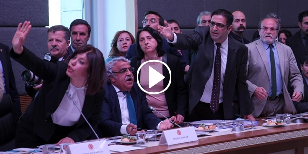 HDP'li vekiller Meclis'te Apo sloganları attı