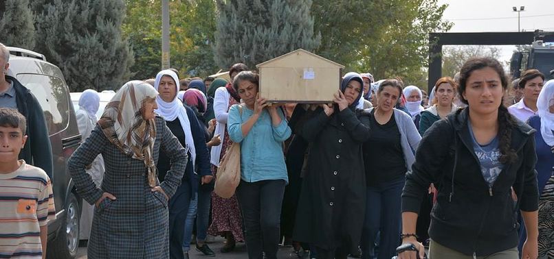 HDP'li vekiller yine terörist cenazesinde!