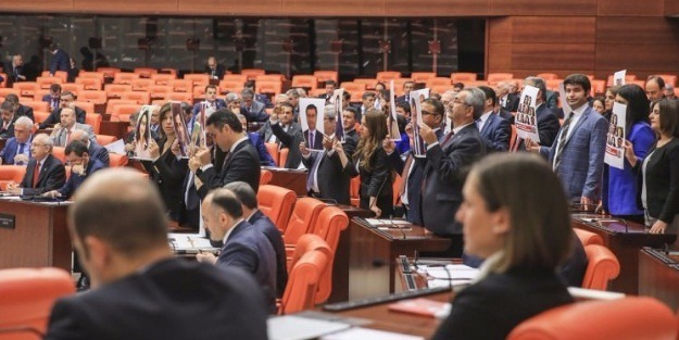 HDP'li vekillerden bir skandal daha!