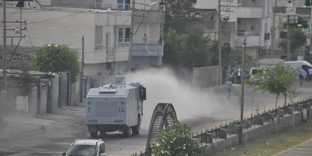 HDP'liler Cizre mitinginden sonra polise saldırdı!