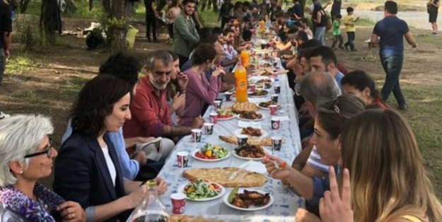 Terörist cesedi toplayan vekil dağda parti yaptı