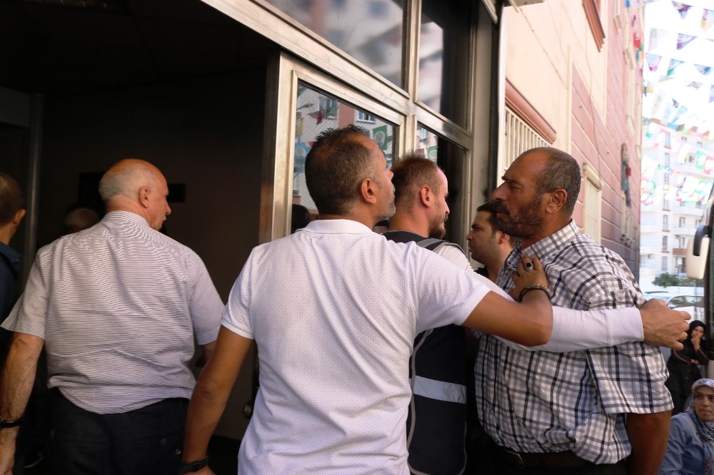 HDP’liler ile oturma eylemi yapan aileler arasında arbede çıktı 