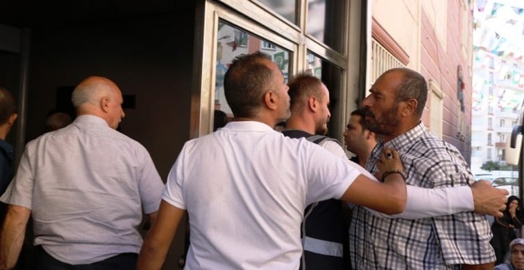 HDP'liler ile oturma eylemi yapan aileler arasında kavga çıktı
