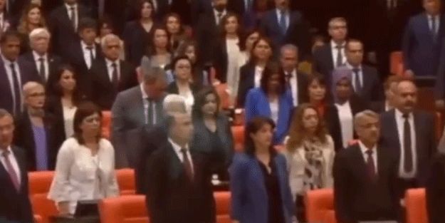 HDP'liler İstiklal Marşı'nı okumadı