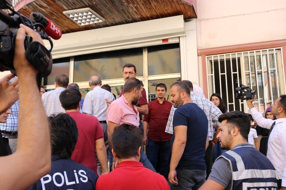 HDP’liler oturma eylemi yapan aileye ve basın mensuplarına saldırdı 
