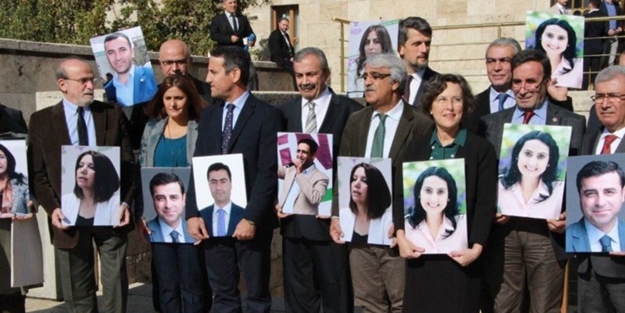 HDP'liler suyun bu tarafından 'mal mal' Türk askerini izliyor