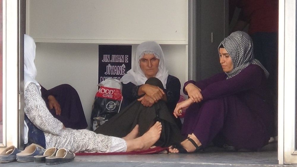 HDP’liler tarafından oğlunun dağa kaçırıldığını öne süren annenin, oturma eylemi sürüyor 
