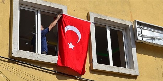HDP'liler Türk bayrağı astı!