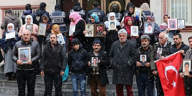 HDP'lilerden evlat nöbetindeki ailelere çirkin provokasyon