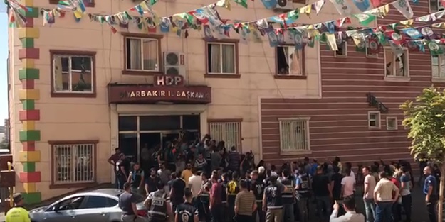 HDP'lilerden evlat nöbetindeki ailelere çirkin taciz!