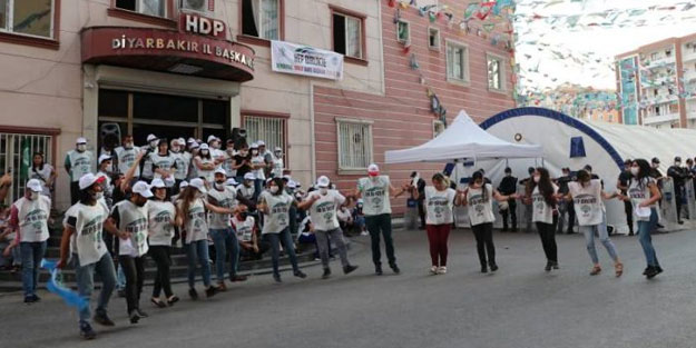 HDP'lilerden vicdansızlık: Acılı annelerin önünde halay çektiler