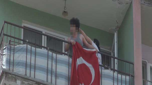 HDP'lilere tepki gösterince, saçından tutup içeriye çekti