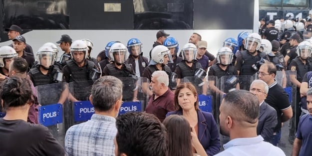 HDP'lilerin izinsiz yürüyüşünü polis ekipleri önledi! Diyarbakır'da provokasyon