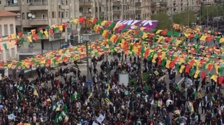 HDP, büyük Diyarbakır mitinginde sinek avladı!