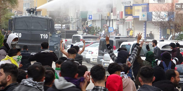 HDP'nin sözcüsü Ebru Günay'ın da katıldığı Nevruz'da arbede! PKK paçavrası açmışlardı