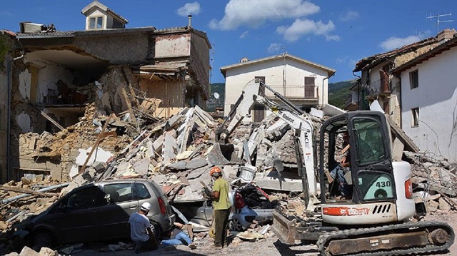 Hebdo'dan ırkçı deprem karikatürü