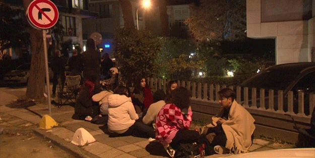 Hediye çeki verileceğini duydular geceden sıraya girdiler