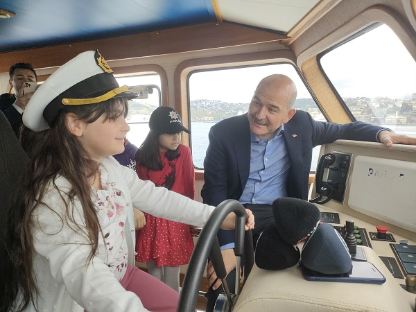 Hediyeler dağıtıldı! Bakan Soylu, çocuklarla boğaz turu yaptı