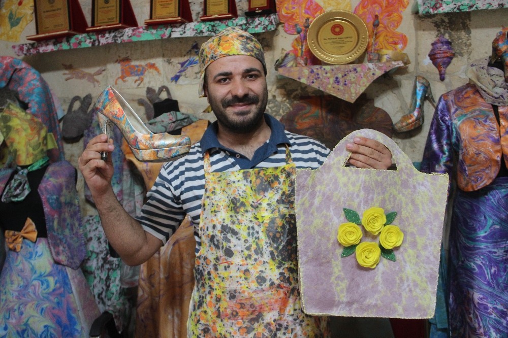 Hediyelik eşyalara ebru sanatı estetiği 