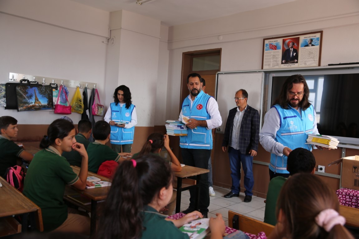 Hediyem Kitap Olsun kampanyasında öğrencilere ilk kitaplar