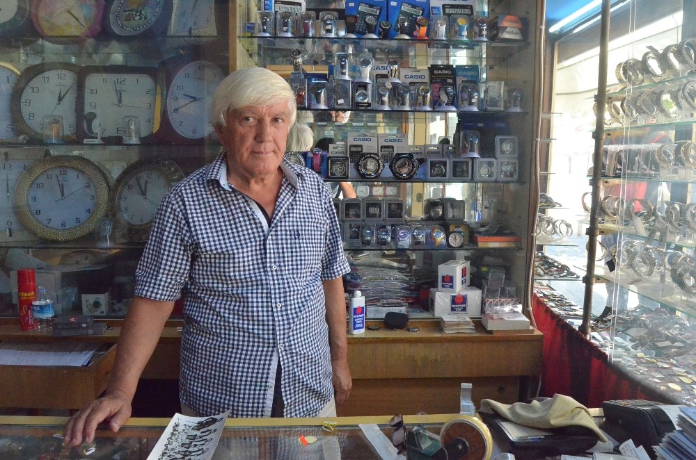 Hediyeyle başladı, 60 yıldır saat satıyor 