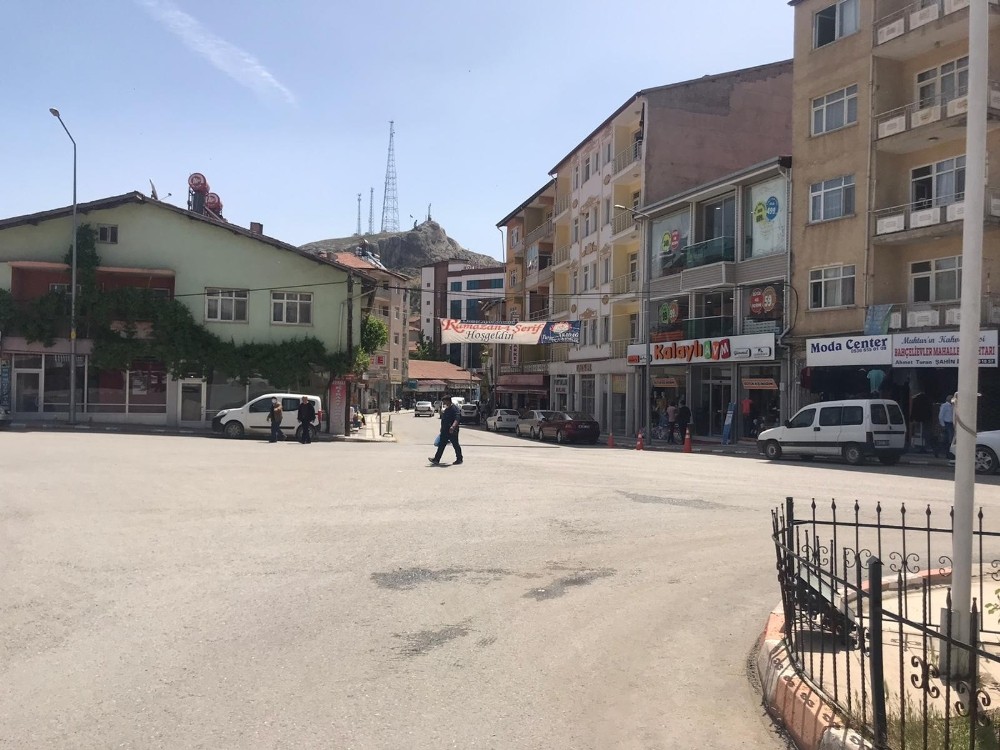 Hekimhan’da testi pozitif çıkan berberin müşterileri de yakın takipte 