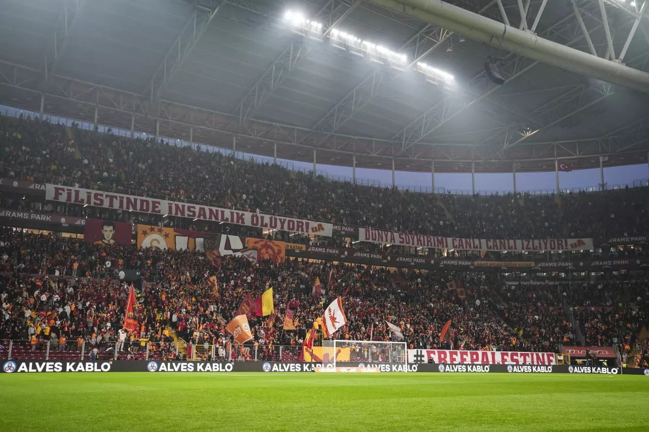 Helal olsun cimbom! Galatasaray’dan müthiş pankart
