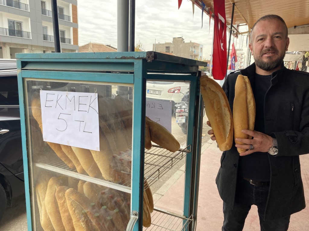Helal olsun! Kendi karından fedakarlık eden esnaf, ekmeği öyle bir fiyata düşürdü ki..