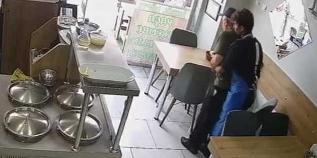 Helal olsun! Müşteriyi sosyal medyadan gördüğü 'Heimlich' manevrasıyla kurtardı