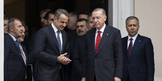 Helal olsun Reis! Cumhurbaşkanı Erdoğan'dan Miçotakis'e anlamlı hediye