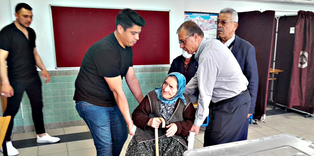 Helal olsun sana Zahide Nine! Vatandaşlık görevini yerine getirdi...