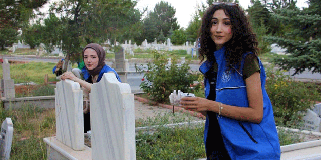 Helal olsun size gençler! Mezarlıklarda öyle bir şey yapıyorlar ki…