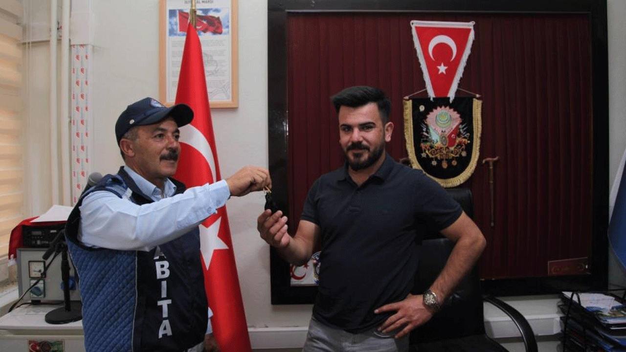 Helal olsun! Yerde bulduğu altını sahibine teslim etti