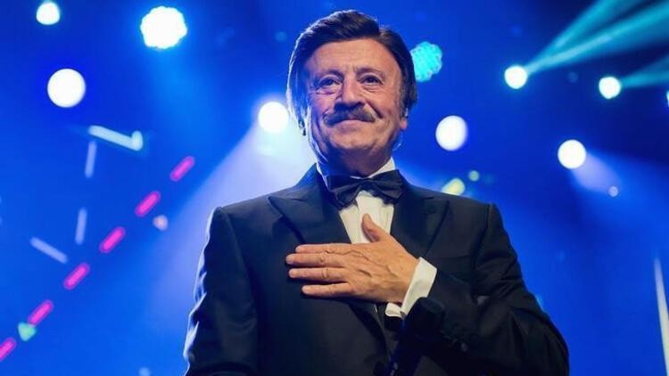 Helal sana Selami Şahin! Sözde sanatçılara kapak olsun