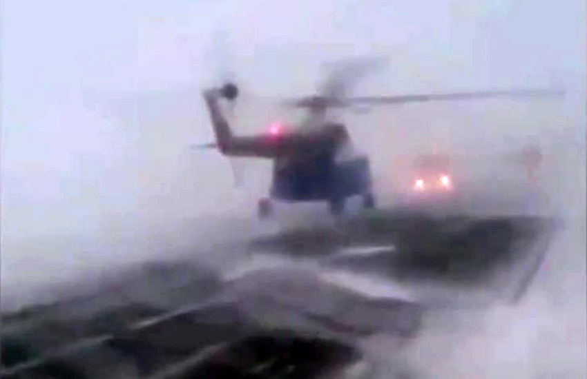 Helikopter kar fırtınası nedeniyle kara yoluna acil iniş yaptı 